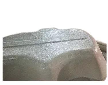 用樹脂和玻璃纖維復合在浴缸胚料的底部，使成型產品有足夠的強度