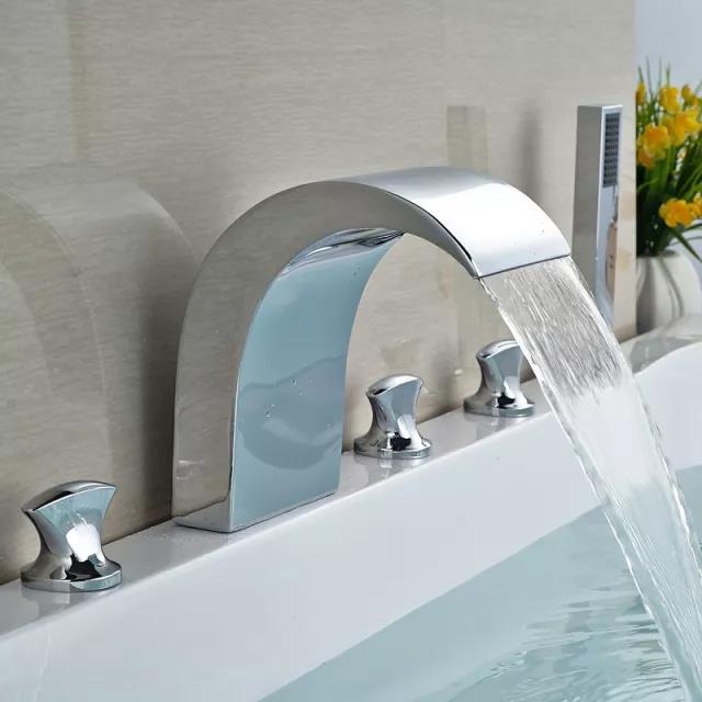 對其他水管、電氣、水龍頭等零部件進行裝拼，走過這所有步驟，一個完整的亞克力浴缸制品才得以面世