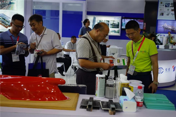 廣東博皓團隊耐心為不斷前來領取資料有意咨詢的賓客進行耐心講解，始終堅持用專業(yè)的技術知識為客戶提供最優(yōu)的解決方案-1