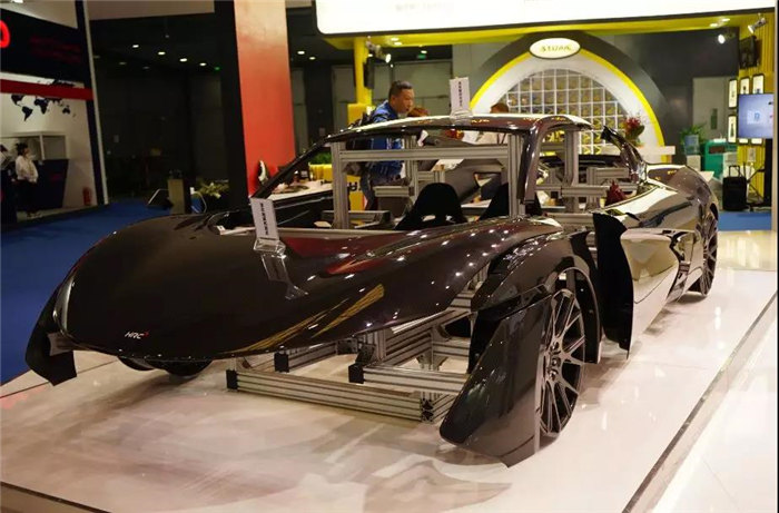 24屆中國國際復材展產(chǎn)品中的佼佼者——以碳纖維輕量化為主的產(chǎn)品更是吸引到大批客戶咨詢