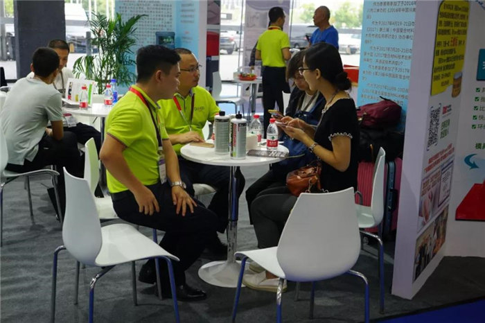 每一位光臨廣東博皓展位的客人都是我們遠方而來的朋友，坐下來喝喝茶、吃吃點心水果，一起聊聊復材那些事-1