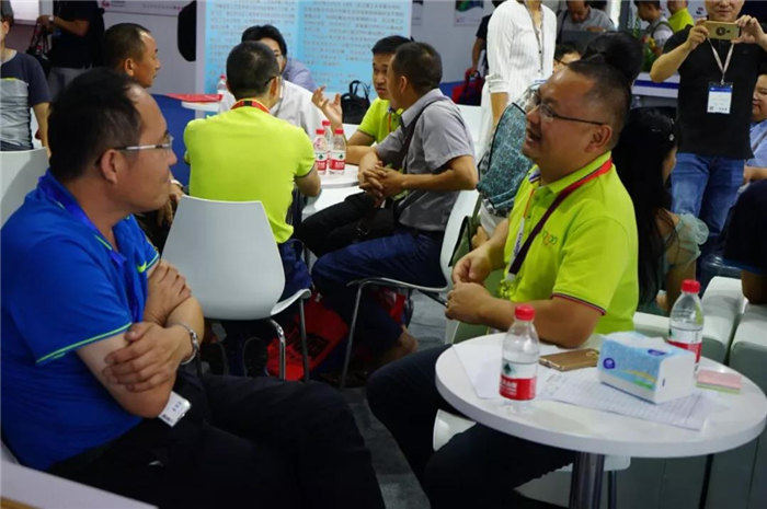 每一位光臨廣東博皓展位的客人都是我們遠方而來的朋友，坐下來喝喝茶、吃吃點心水果，一起聊聊復材那些事-2