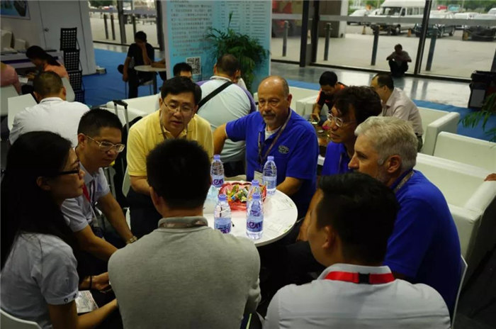 每一位光臨廣東博皓展位的客人都是我們遠方而來的朋友，坐下來喝喝茶、吃吃點心水果，一起聊聊復材那些事-3