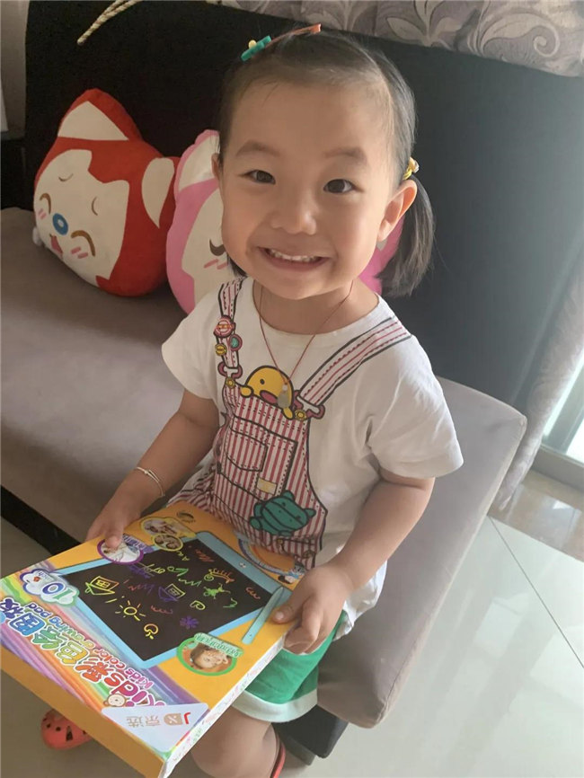 博二代收到了廣東博皓兒童節禮物，開心