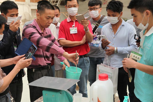 均勻攪拌膠衣、固化劑,使之充分融合