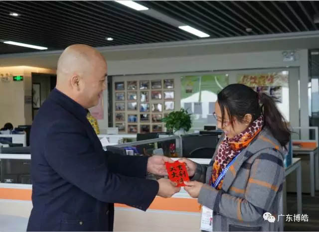 博皓的男神們?cè)谕獯颢C，博皓的女神們?cè)诩壹徔?，在這個(gè)美好的日子里感恩您的默默支持，祝您節(jié)日快樂(lè)！